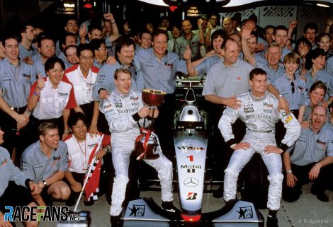 Mika Hakkinen, Norbert Haug, Ron Dennis, David Coulthard, McLaren, 1998