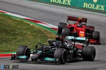 Sainz praises Ferrari “teamwork” with Mercedes after unlapping himself from Hamilton