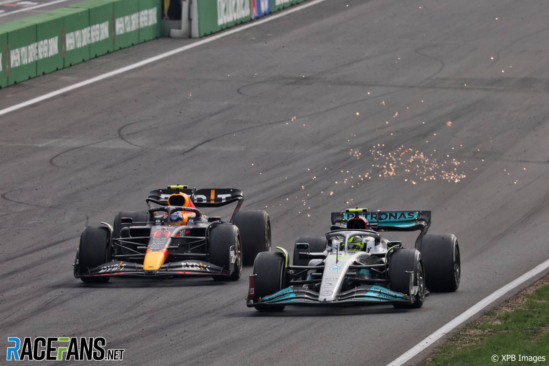 (L to R): Sergio Perez, Red Bull; Lewis Hamilton, Mercedes; Circuit Zandvoort, 2022